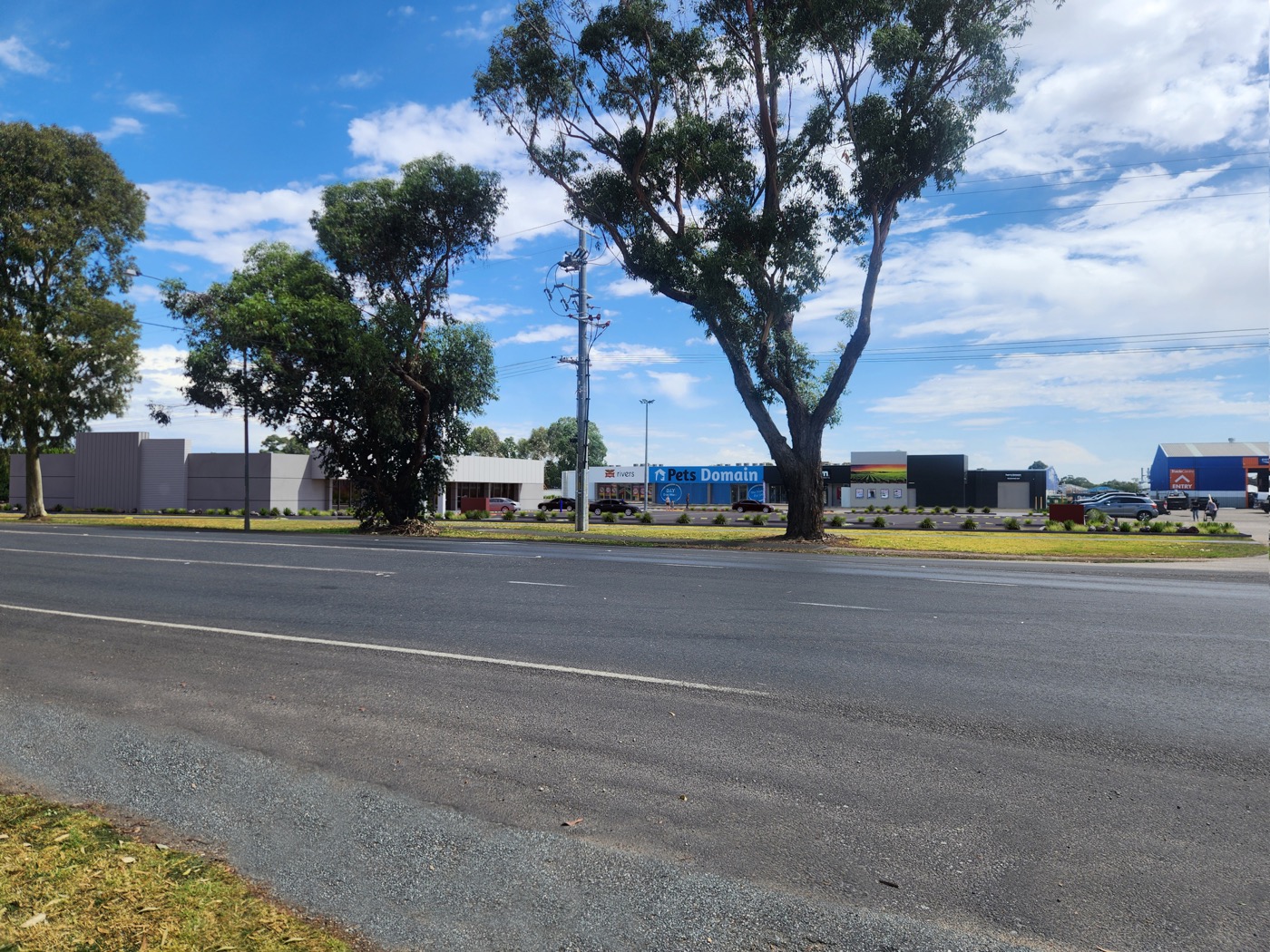 Street-level view of Benalla Homemaker Centre from Sydney Road